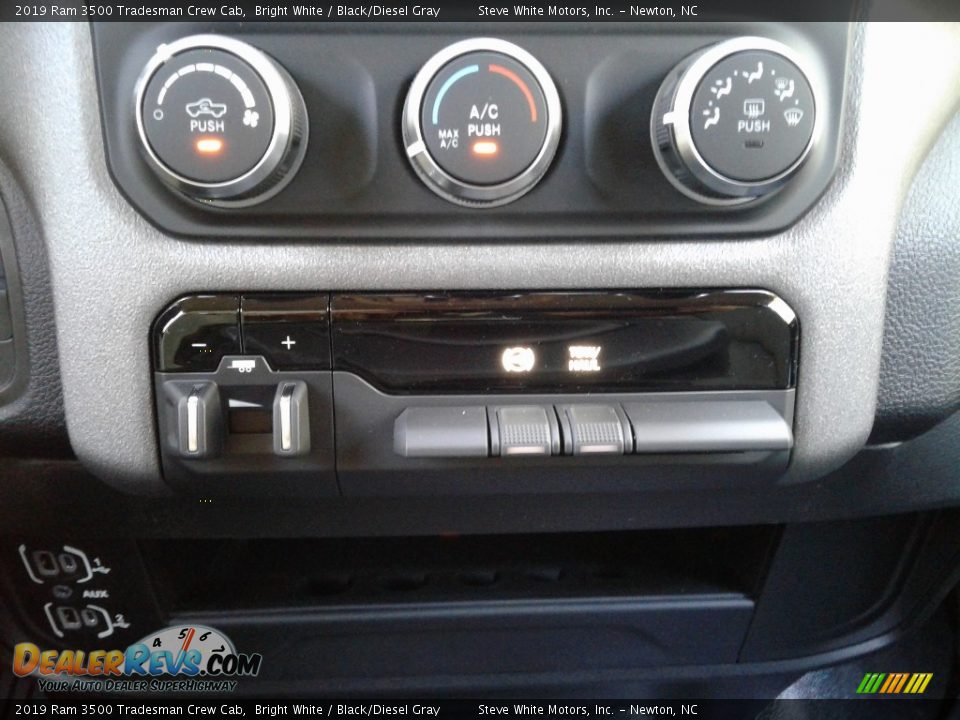 2019 Ram 3500 Tradesman Crew Cab Bright White / Black/Diesel Gray Photo #23