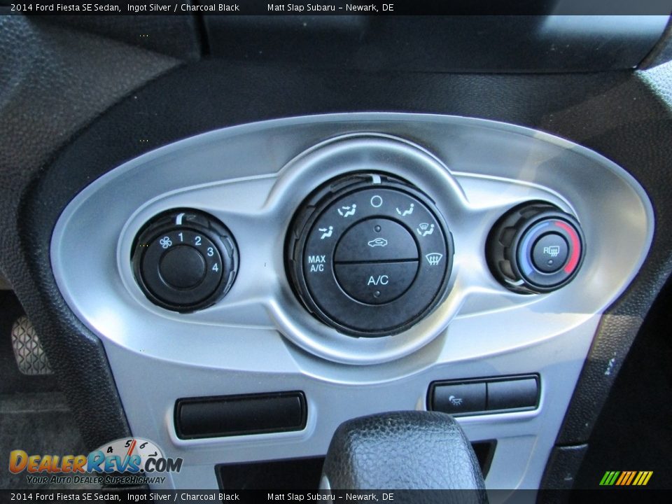 2014 Ford Fiesta SE Sedan Ingot Silver / Charcoal Black Photo #25