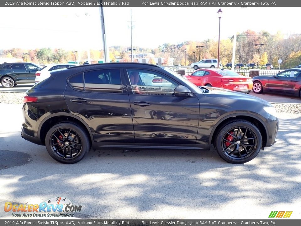 2019 Alfa Romeo Stelvio Ti Sport AWD Volcano Black Metallic / Red Photo #9
