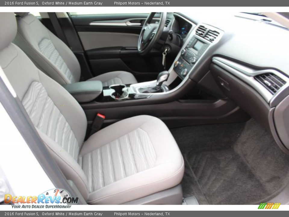 2016 Ford Fusion S Oxford White / Medium Earth Gray Photo #26