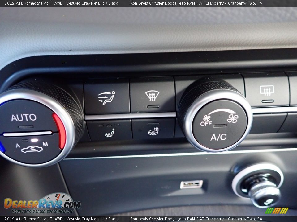 2019 Alfa Romeo Stelvio Ti AWD Vesuvio Gray Metallic / Black Photo #25