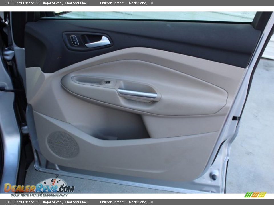 2017 Ford Escape SE Ingot Silver / Charcoal Black Photo #28