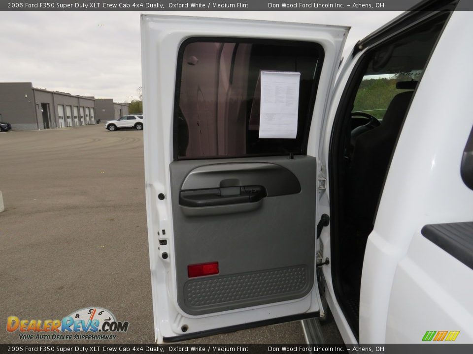 2006 Ford F350 Super Duty XLT Crew Cab 4x4 Dually Oxford White / Medium Flint Photo #19