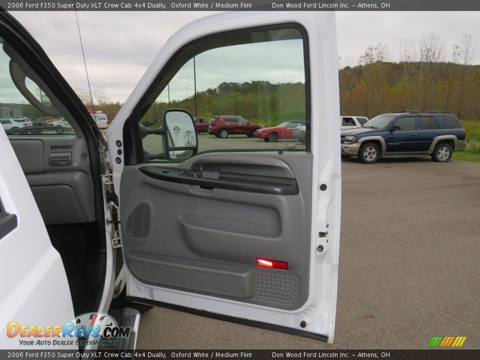 2006 Ford F350 Super Duty XLT Crew Cab 4x4 Dually Oxford White / Medium Flint Photo #23
