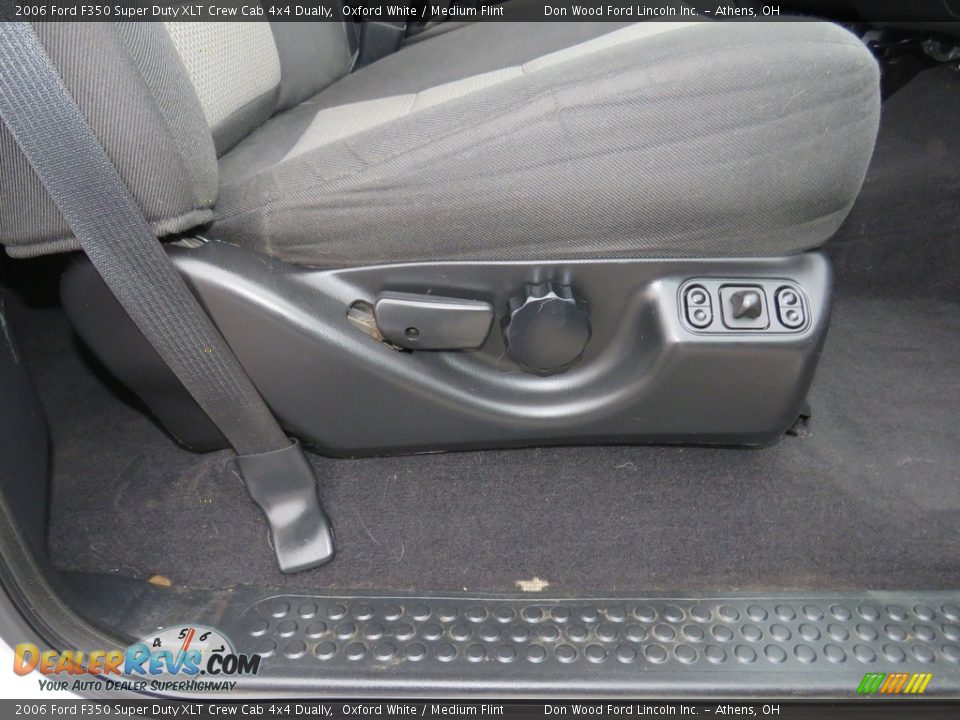 2006 Ford F350 Super Duty XLT Crew Cab 4x4 Dually Oxford White / Medium Flint Photo #24