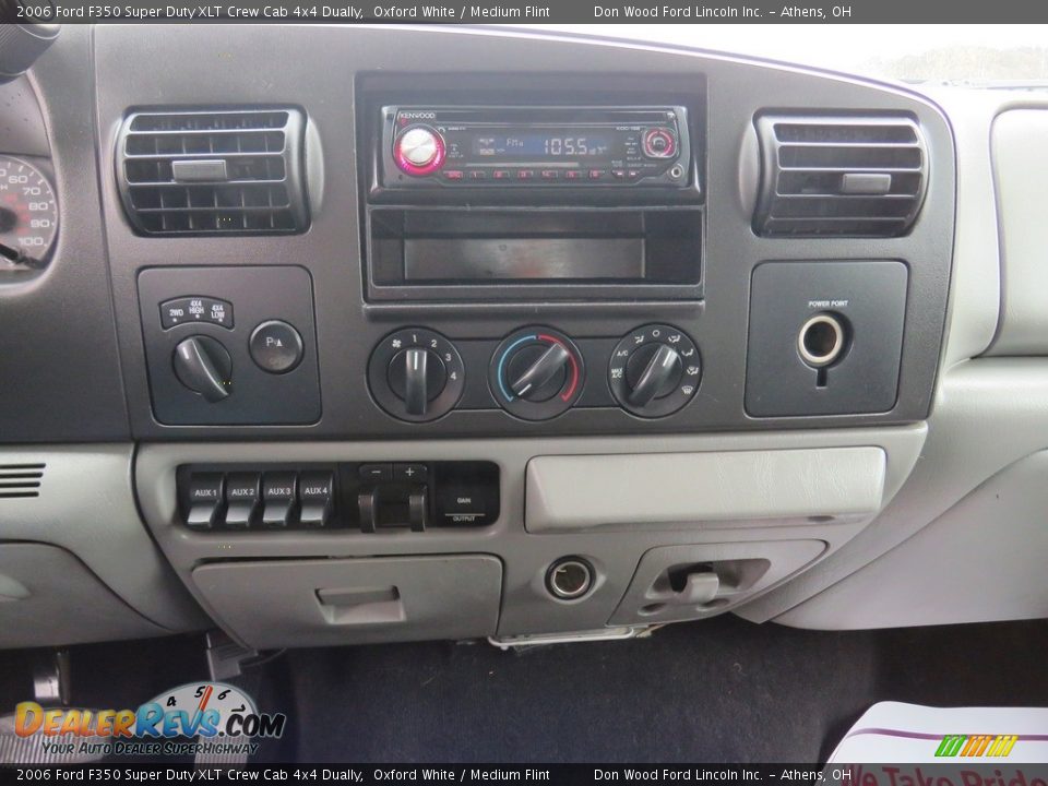 2006 Ford F350 Super Duty XLT Crew Cab 4x4 Dually Oxford White / Medium Flint Photo #32