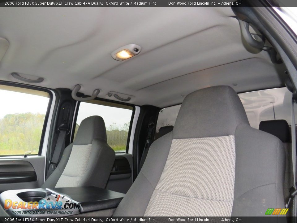 2006 Ford F350 Super Duty XLT Crew Cab 4x4 Dually Oxford White / Medium Flint Photo #36