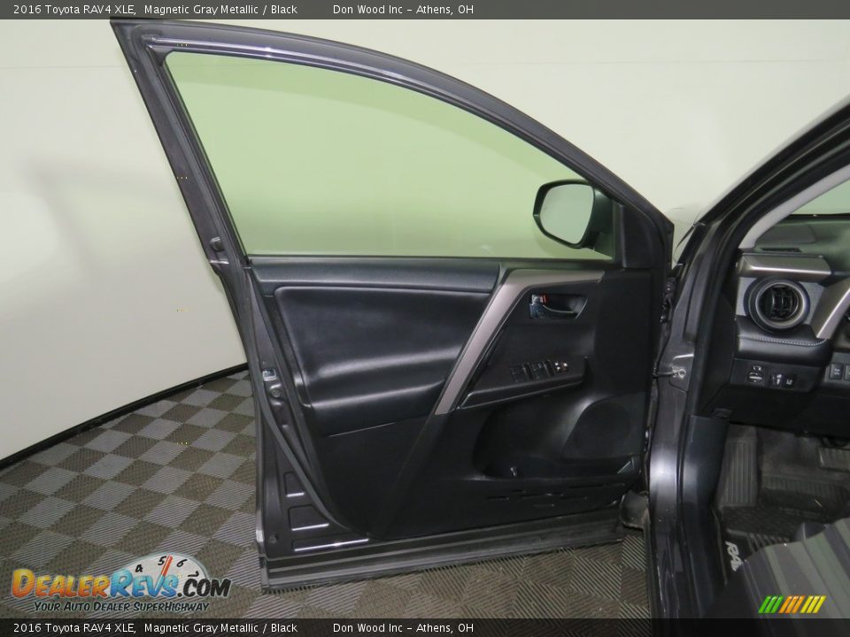 2016 Toyota RAV4 XLE Magnetic Gray Metallic / Black Photo #17