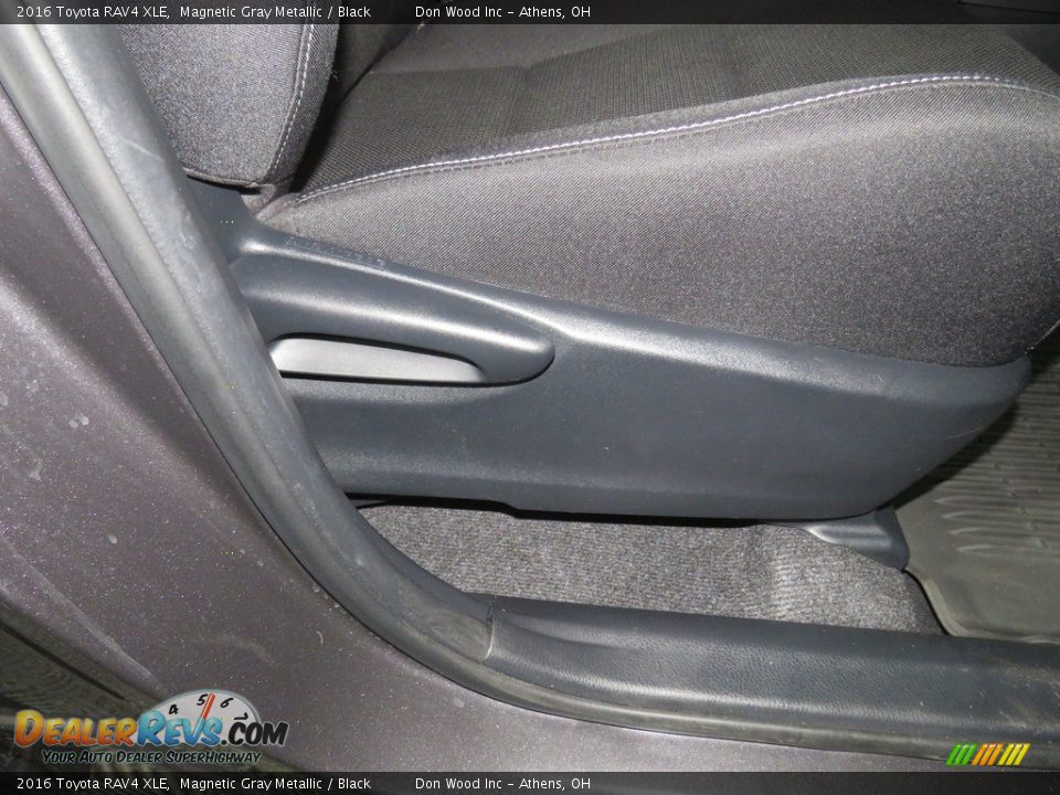 2016 Toyota RAV4 XLE Magnetic Gray Metallic / Black Photo #26