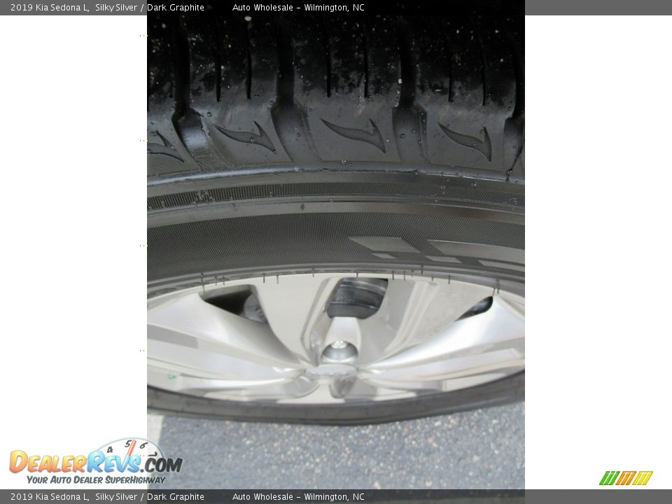 2019 Kia Sedona L Silky Silver / Dark Graphite Photo #9