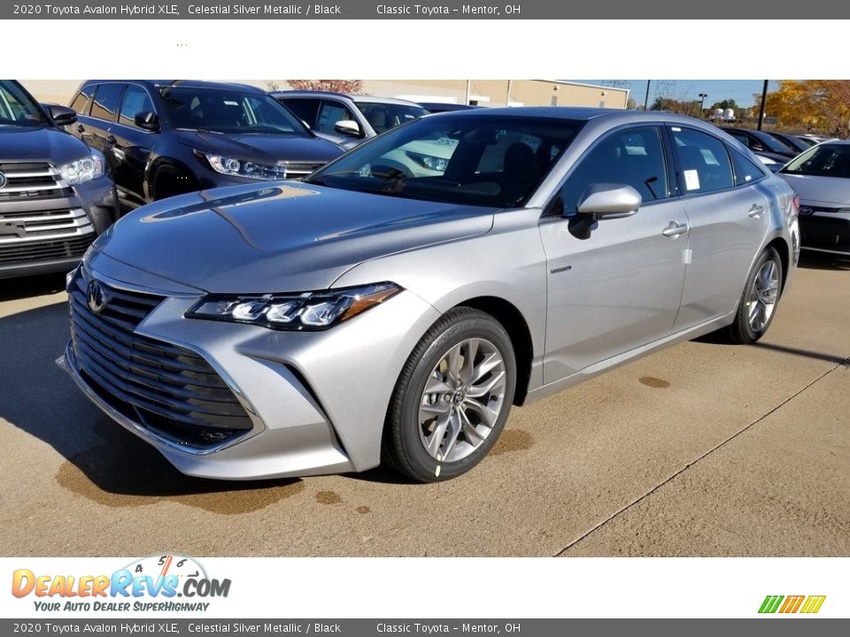 Front 3/4 View of 2020 Toyota Avalon Hybrid XLE Photo #1