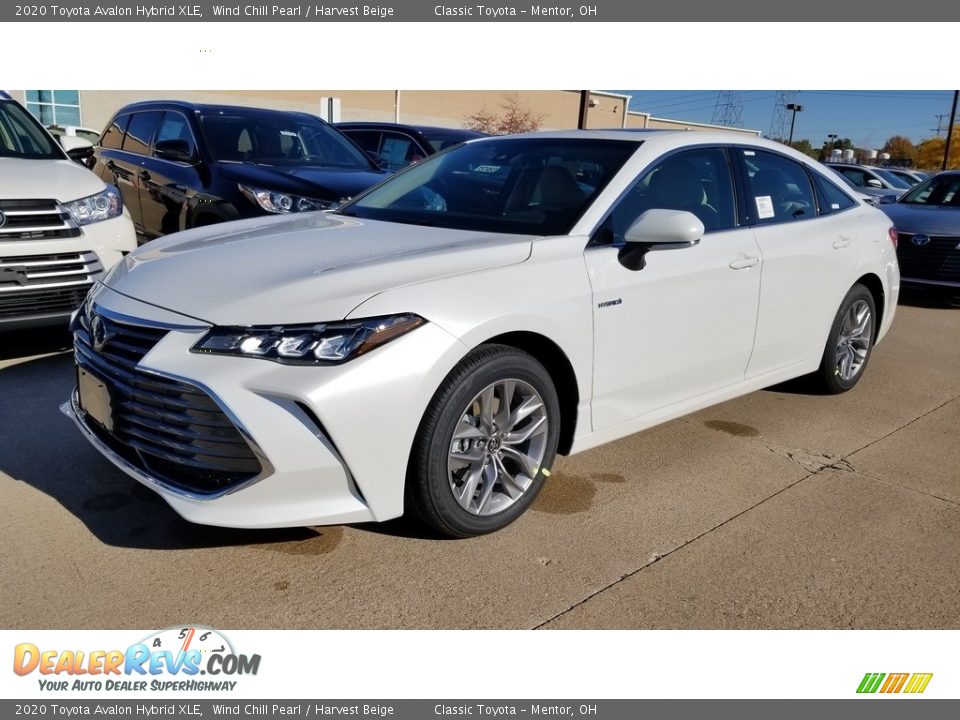 Front 3/4 View of 2020 Toyota Avalon Hybrid XLE Photo #1