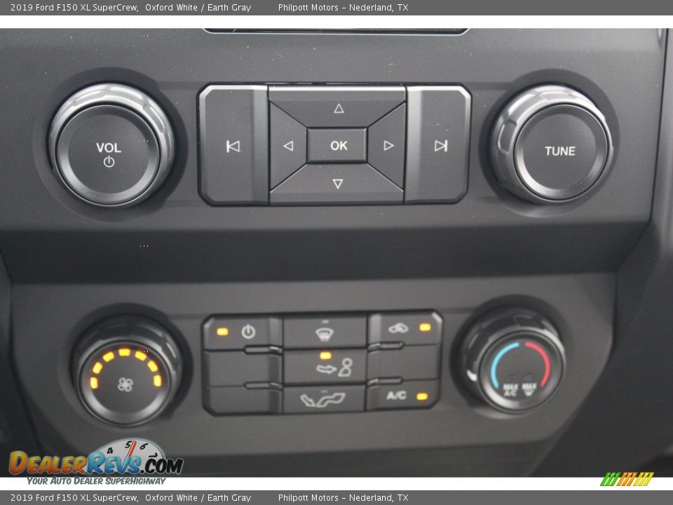 Controls of 2019 Ford F150 XL SuperCrew Photo #16