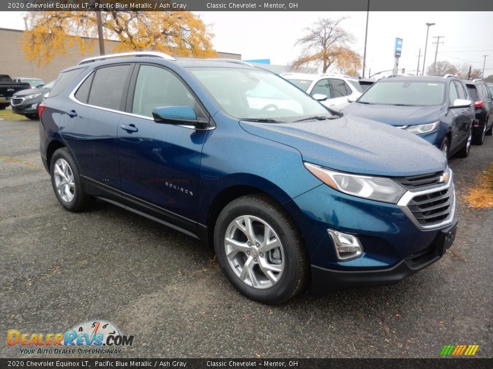 Front 3/4 View of 2020 Chevrolet Equinox LT Photo #3