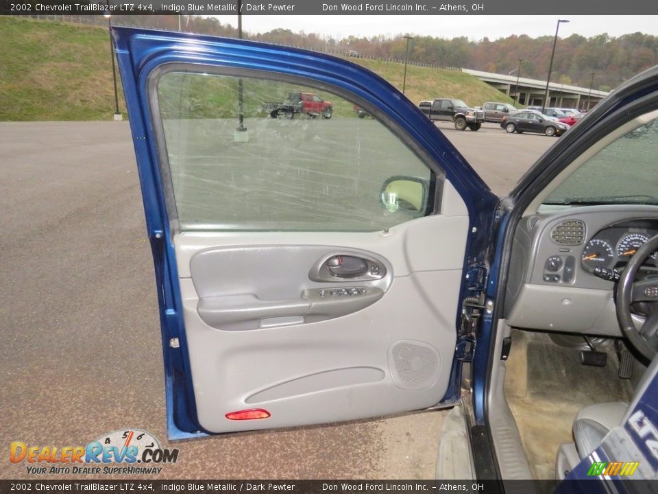 2002 Chevrolet TrailBlazer LTZ 4x4 Indigo Blue Metallic / Dark Pewter Photo #16