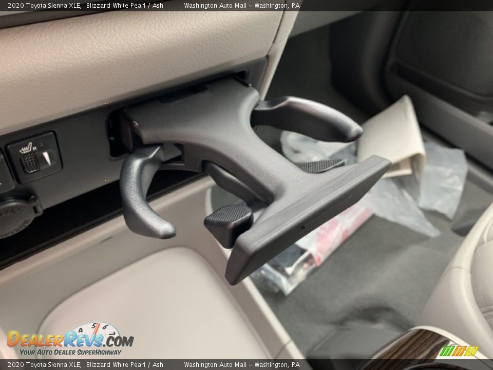 2020 Toyota Sienna XLE Blizzard White Pearl / Ash Photo #15