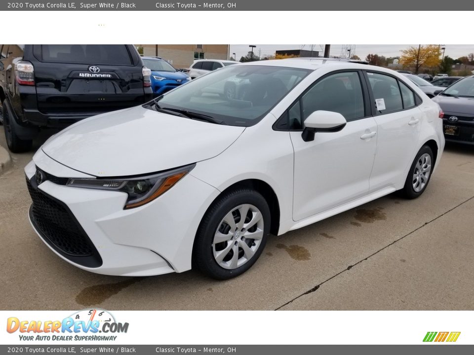 Front 3/4 View of 2020 Toyota Corolla LE Photo #1