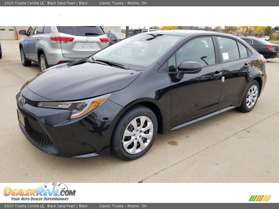 Front 3/4 View of 2020 Toyota Corolla LE Photo #1