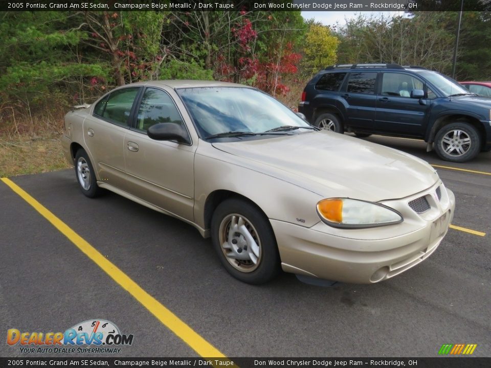 2005 Pontiac Grand Am SE Sedan Champagne Beige Metallic / Dark Taupe Photo #2