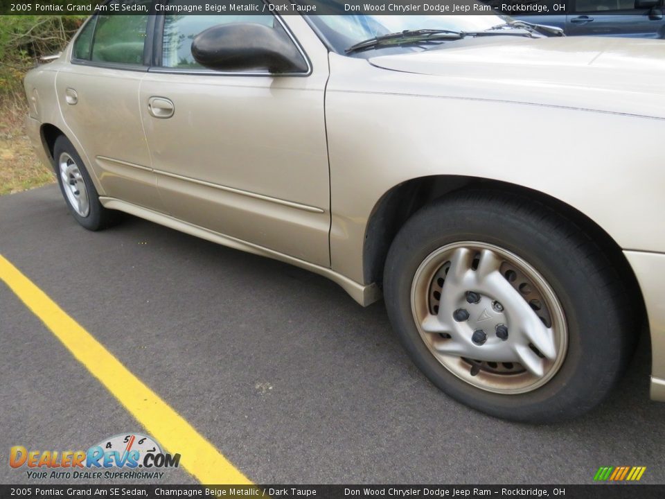 2005 Pontiac Grand Am SE Sedan Champagne Beige Metallic / Dark Taupe Photo #3