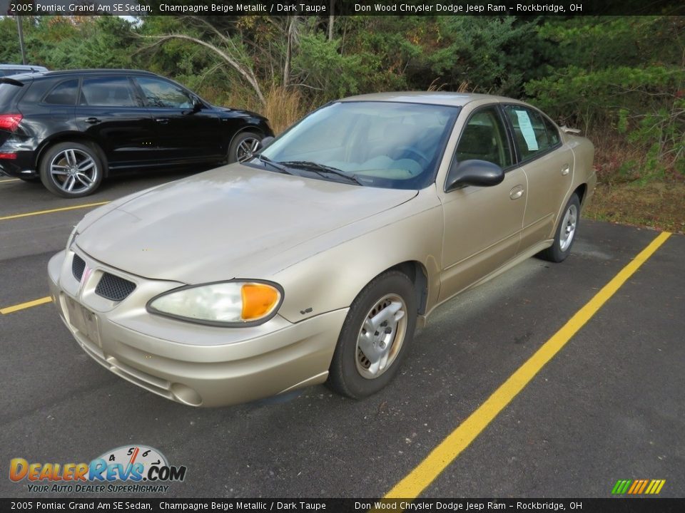 2005 Pontiac Grand Am SE Sedan Champagne Beige Metallic / Dark Taupe Photo #5