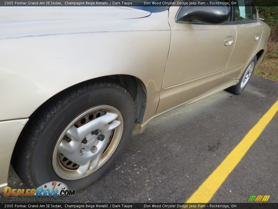 2005 Pontiac Grand Am SE Sedan Champagne Beige Metallic / Dark Taupe Photo #6