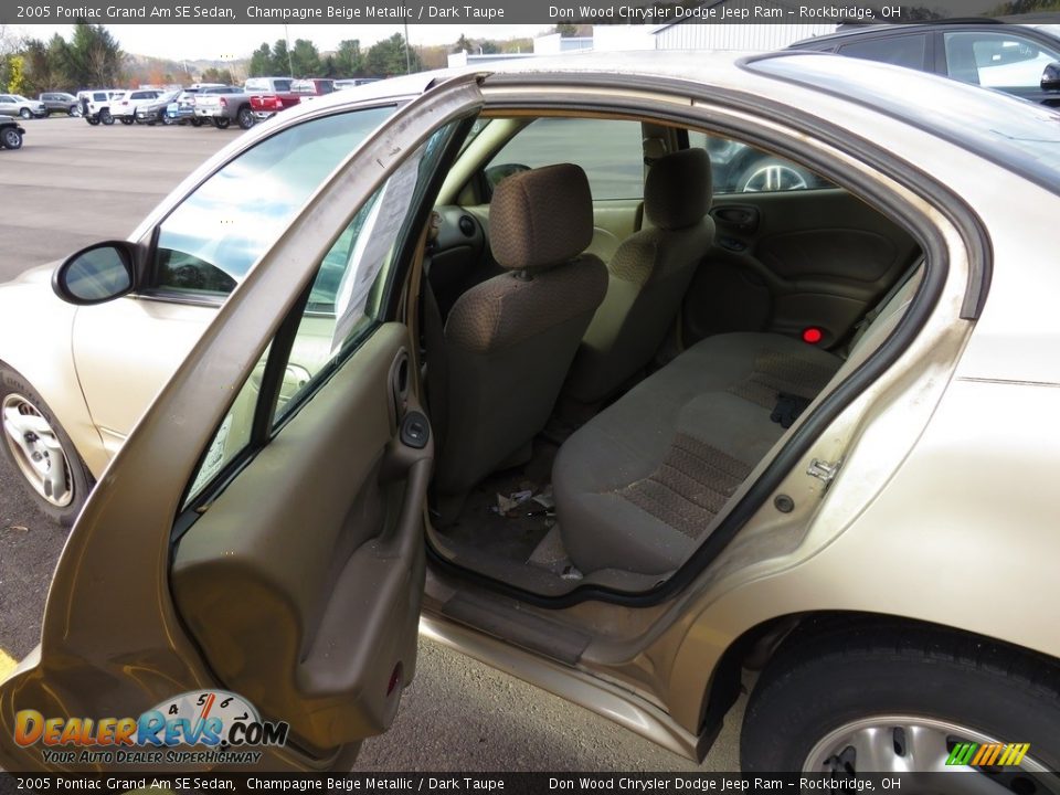 2005 Pontiac Grand Am SE Sedan Champagne Beige Metallic / Dark Taupe Photo #9