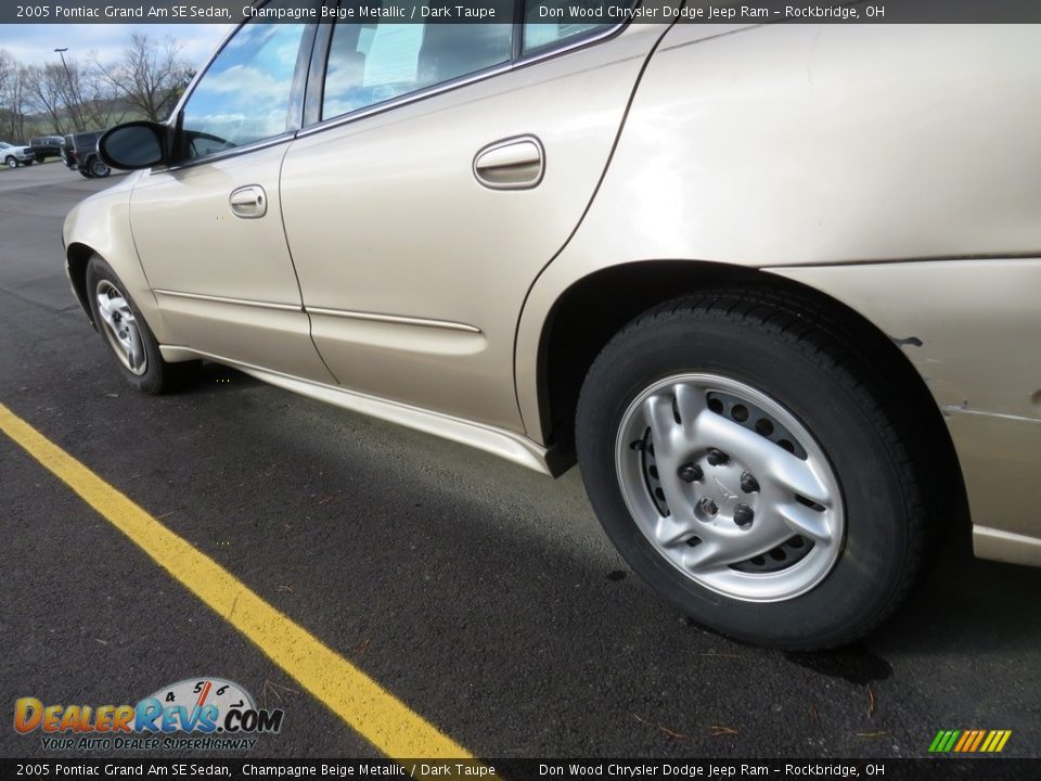 2005 Pontiac Grand Am SE Sedan Champagne Beige Metallic / Dark Taupe Photo #10