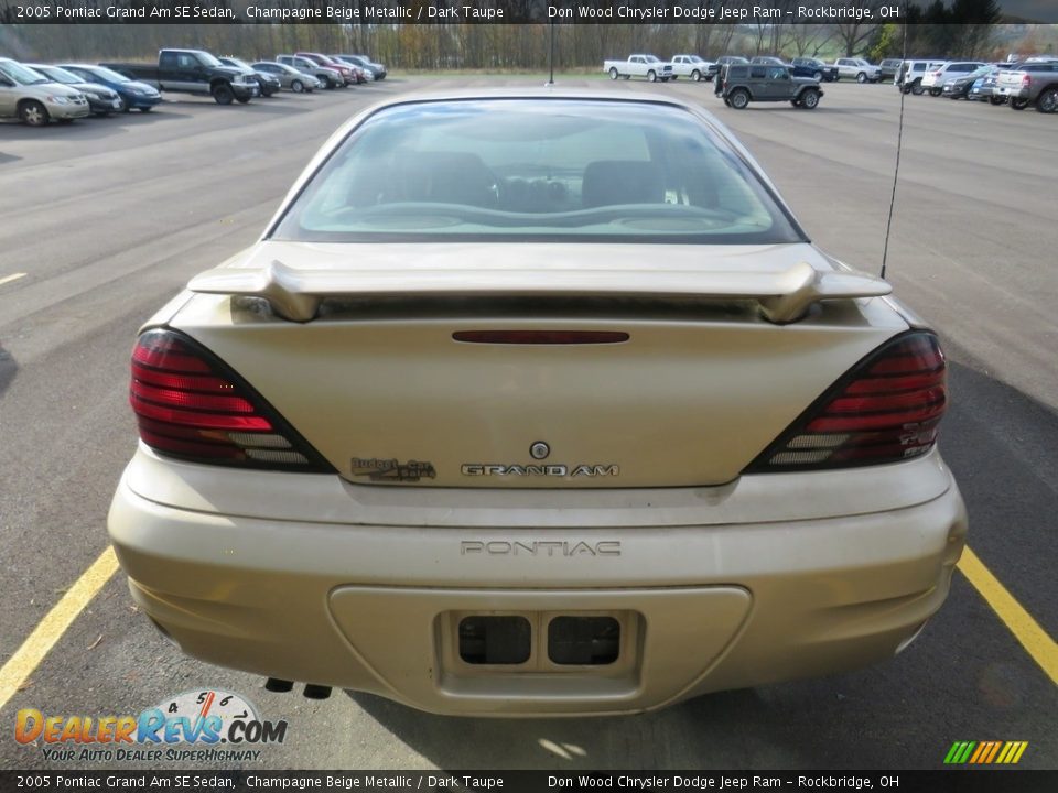 2005 Pontiac Grand Am SE Sedan Champagne Beige Metallic / Dark Taupe Photo #12