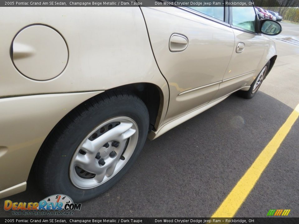 2005 Pontiac Grand Am SE Sedan Champagne Beige Metallic / Dark Taupe Photo #14