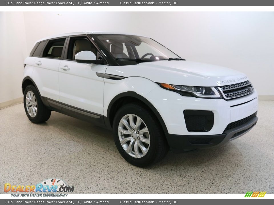 Front 3/4 View of 2019 Land Rover Range Rover Evoque SE Photo #1