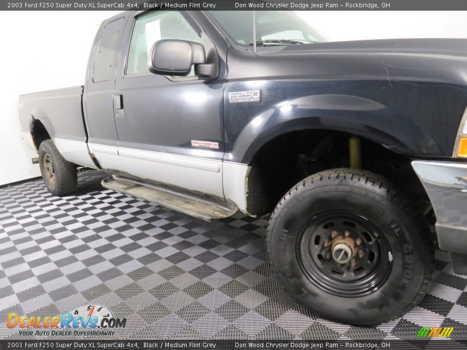 2003 Ford F250 Super Duty XL SuperCab 4x4 Black / Medium Flint Grey Photo #3