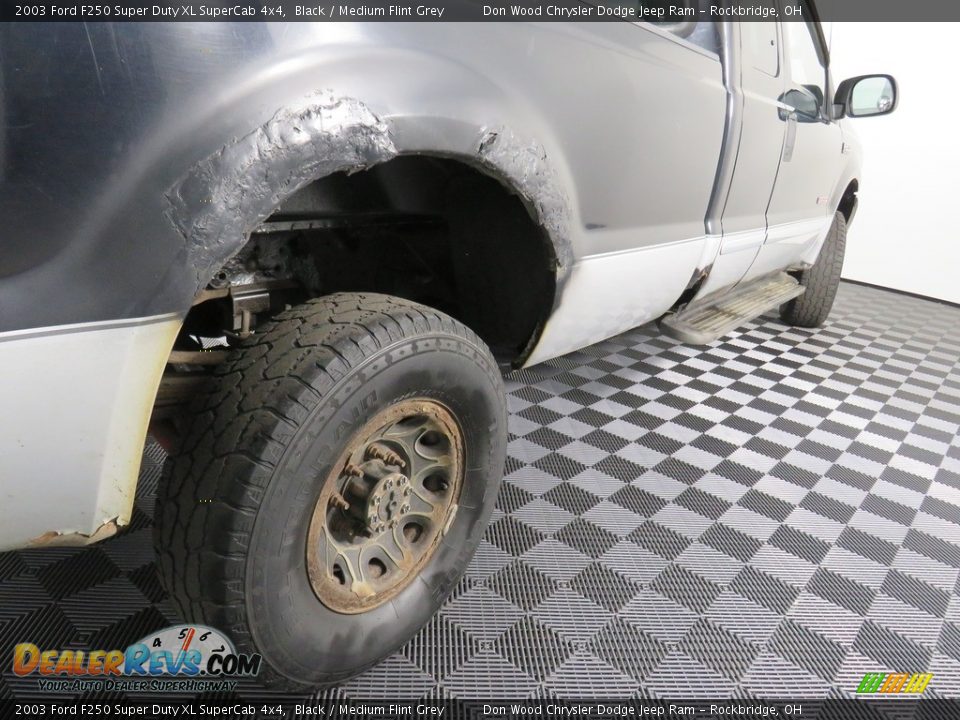 2003 Ford F250 Super Duty XL SuperCab 4x4 Black / Medium Flint Grey Photo #14