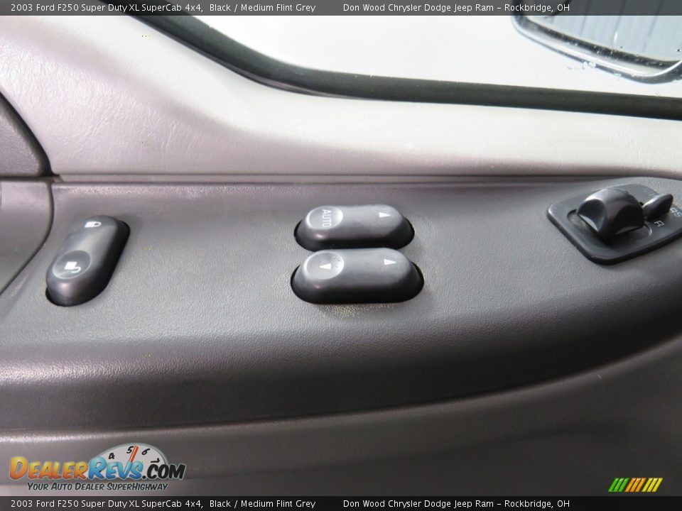 2003 Ford F250 Super Duty XL SuperCab 4x4 Black / Medium Flint Grey Photo #17