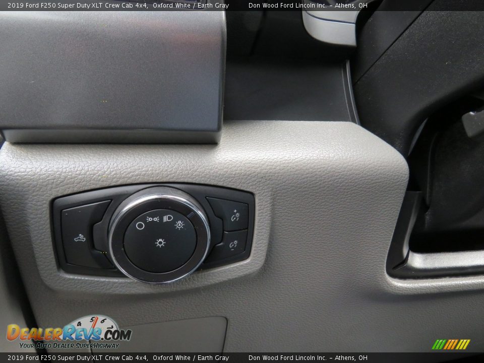 2019 Ford F250 Super Duty XLT Crew Cab 4x4 Oxford White / Earth Gray Photo #32