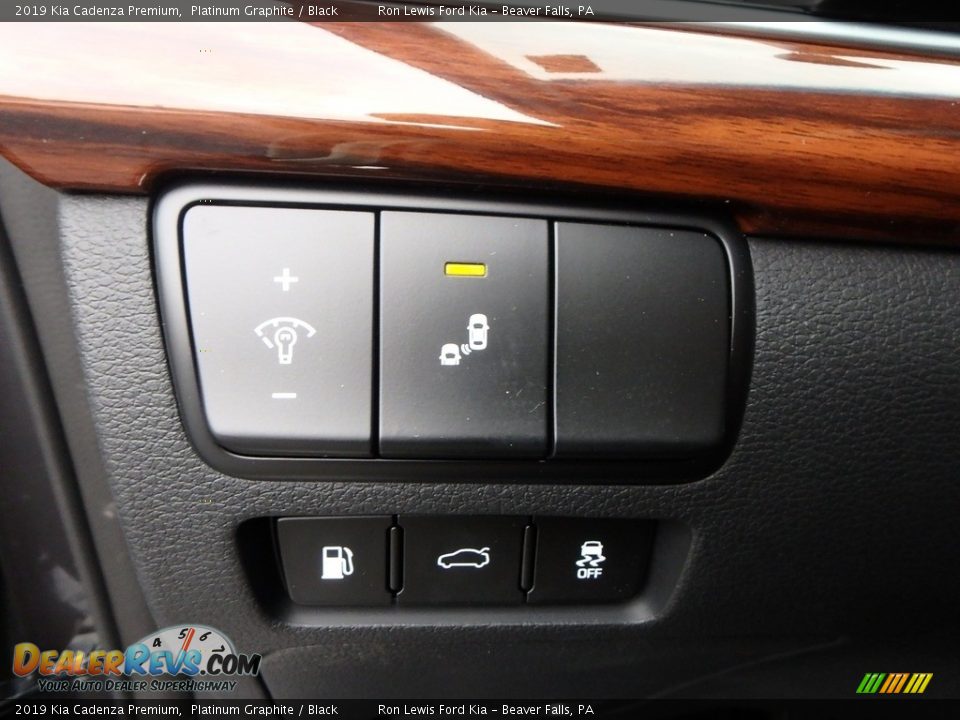 Controls of 2019 Kia Cadenza Premium Photo #17