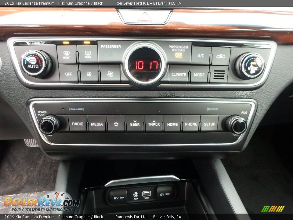 Controls of 2019 Kia Cadenza Premium Photo #19