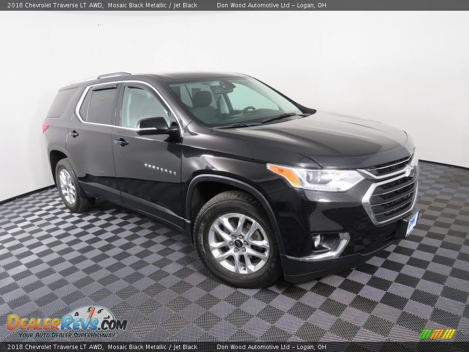 Front 3/4 View of 2018 Chevrolet Traverse LT AWD Photo #3