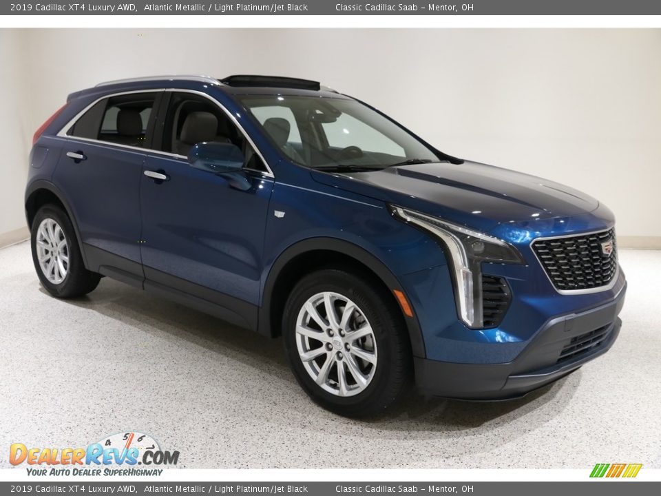 Front 3/4 View of 2019 Cadillac XT4 Luxury AWD Photo #1