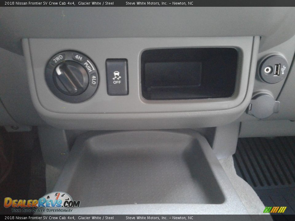 2018 Nissan Frontier SV Crew Cab 4x4 Glacier White / Steel Photo #24