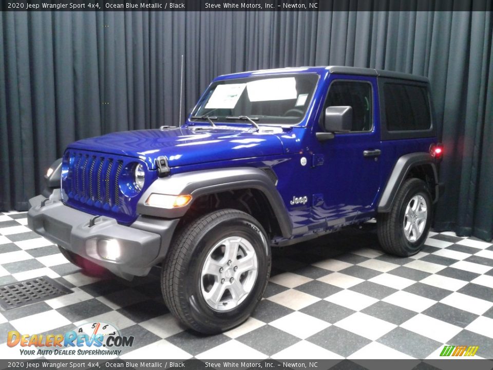 Front 3/4 View of 2020 Jeep Wrangler Sport 4x4 Photo #2