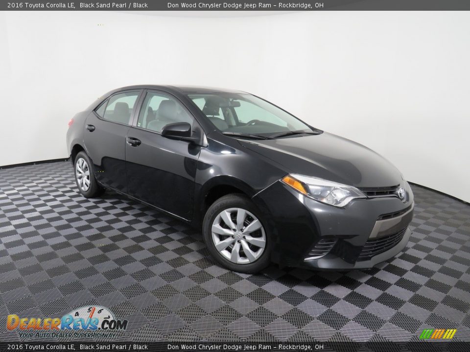 Front 3/4 View of 2016 Toyota Corolla LE Photo #4