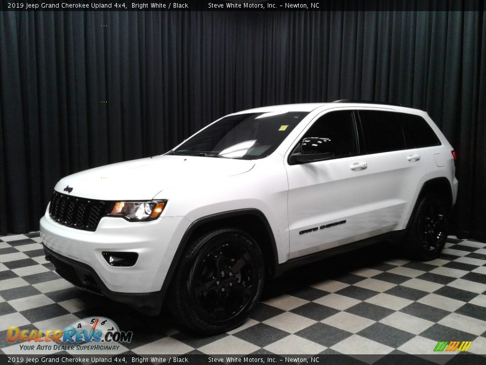 Front 3/4 View of 2019 Jeep Grand Cherokee Upland 4x4 Photo #2