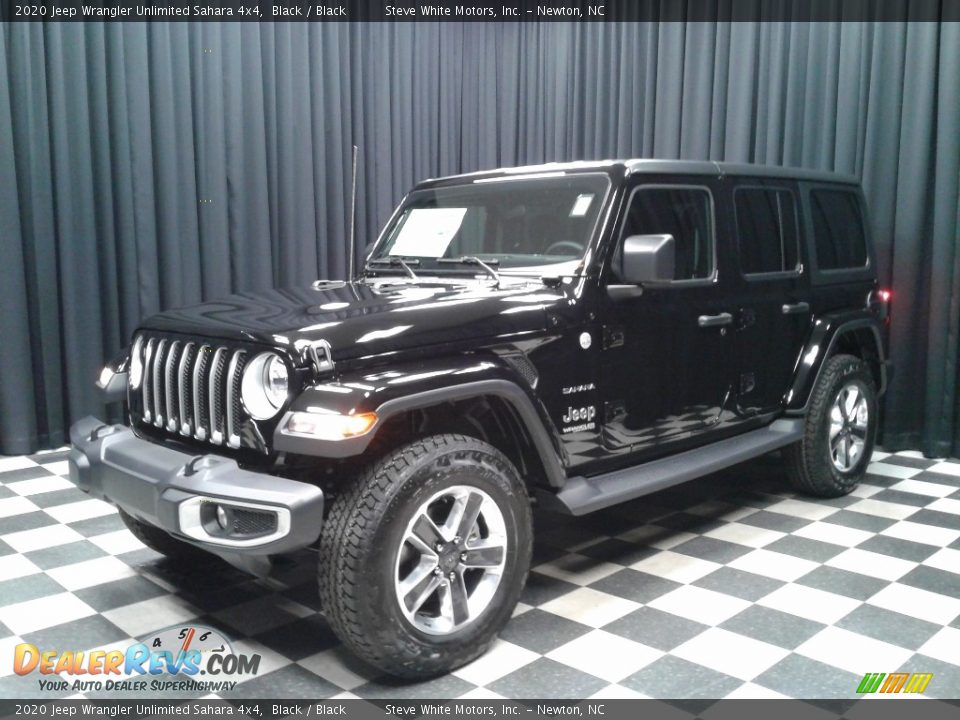 Front 3/4 View of 2020 Jeep Wrangler Unlimited Sahara 4x4 Photo #2
