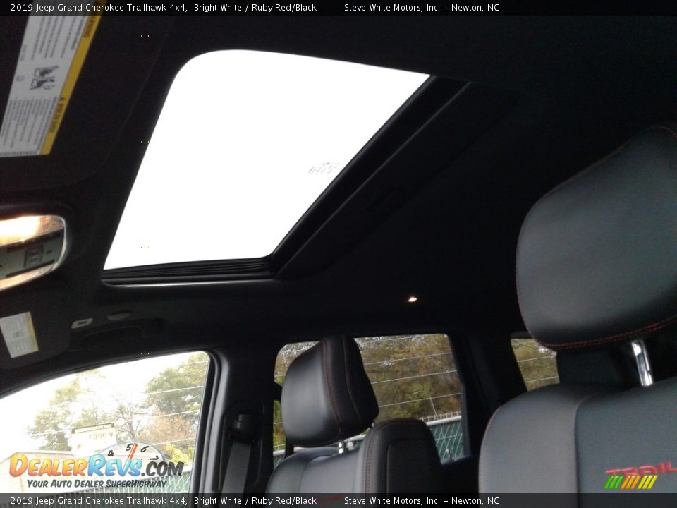 2019 Jeep Grand Cherokee Trailhawk 4x4 Bright White / Ruby Red/Black Photo #35