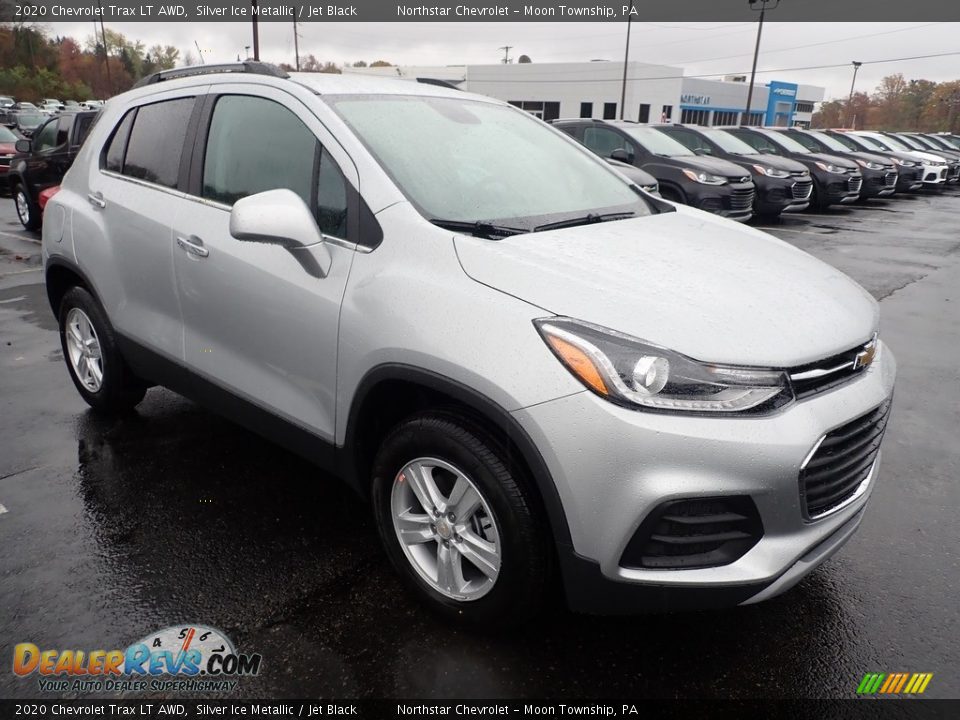 Front 3/4 View of 2020 Chevrolet Trax LT AWD Photo #7