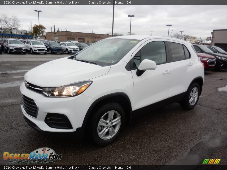 Front 3/4 View of 2020 Chevrolet Trax LS AWD Photo #1