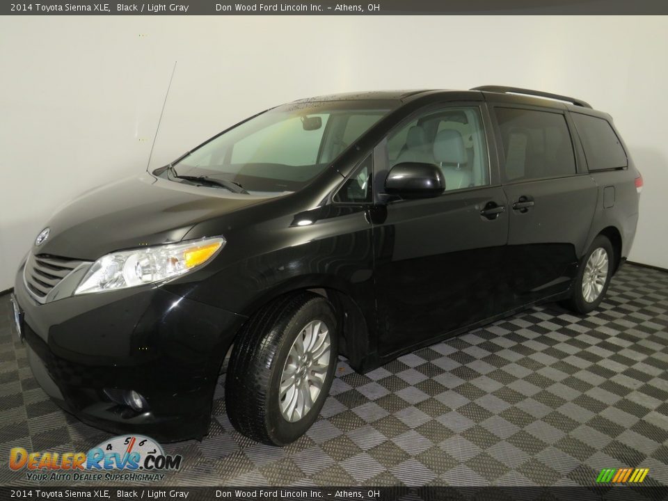 Front 3/4 View of 2014 Toyota Sienna XLE Photo #6