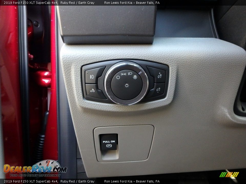 Controls of 2019 Ford F150 XLT SuperCab 4x4 Photo #11