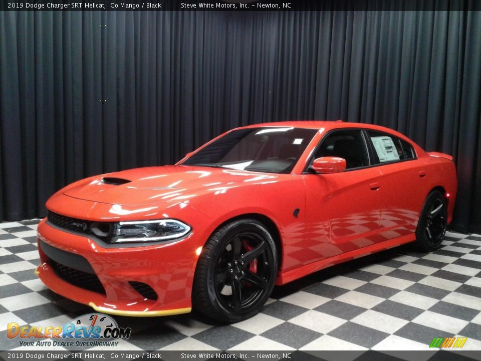 Front 3/4 View of 2019 Dodge Charger SRT Hellcat Photo #2